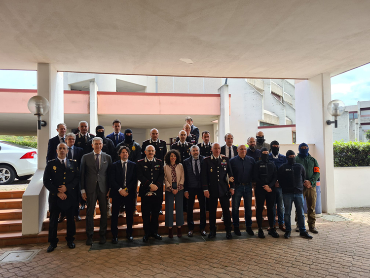 The National Member for Italy at Eurojust, together with the Public Prosecutor of Reggio Calabria and representatives from the Italian Carabinieri, the German, Belgian and Spanish Police after the press conference held in Reggio Calabria, Italy, on 3 May